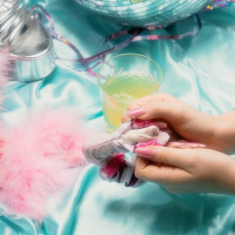 Protection de verre faite main en tissu recyclé, style chouchou tendance Y2K, pour éviter les risques de GHB en soirée.