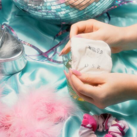 Protection de verre faite main en tissu recyclé, style chouchou tendance Y2K, pour éviter les risques de GHB en soirée.