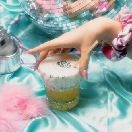 Protection de verre faite main en tissu recyclé, style chouchou tendance Y2K, pour éviter les risques de GHB en soirée.