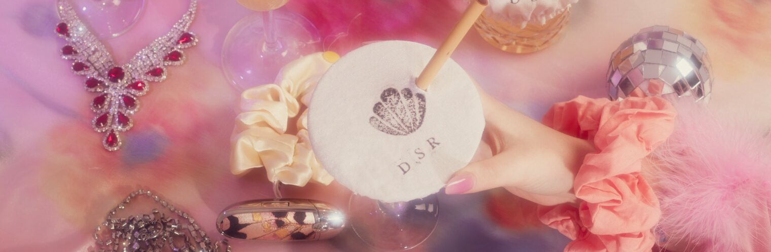 Protection de verre faite main en tissu recyclé, style chouchou tendance Y2K, pour éviter les risques de GHB en soirée.